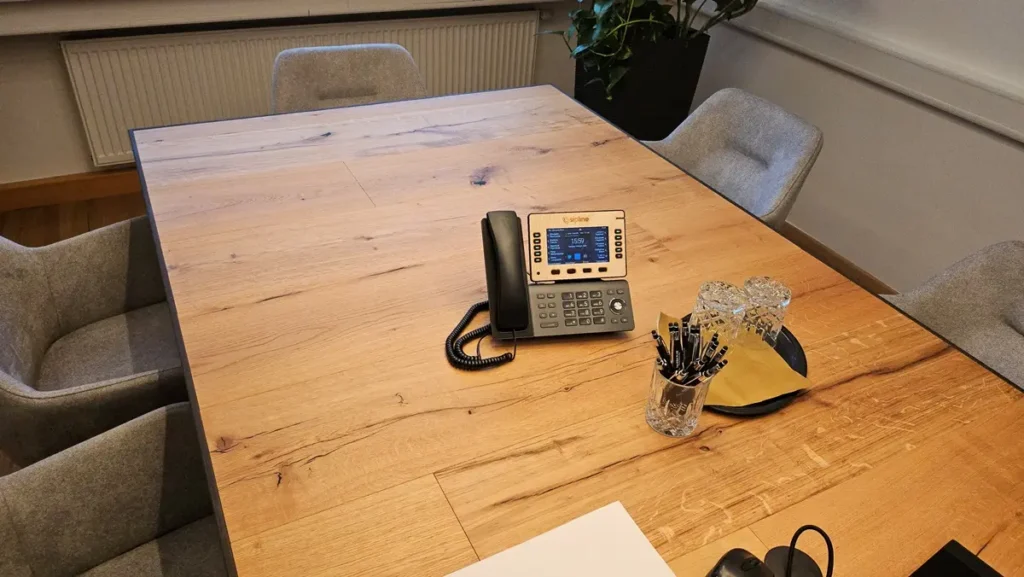 Holztelefon am Besprechungstisch