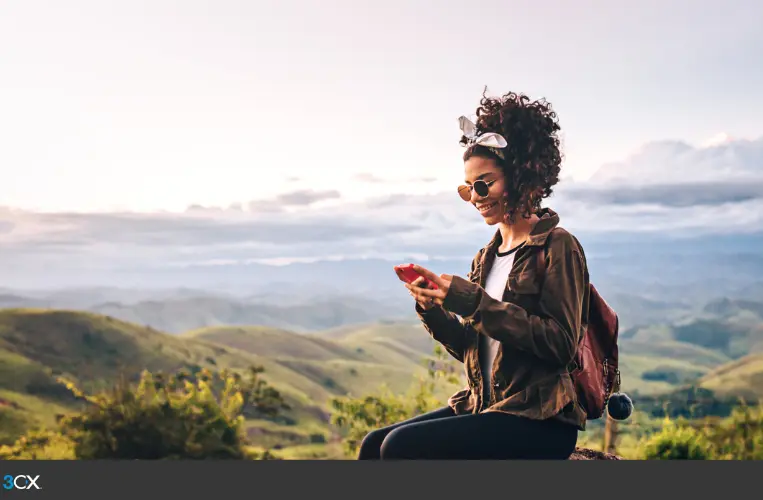 Frau beim Smartphone SMS versenden