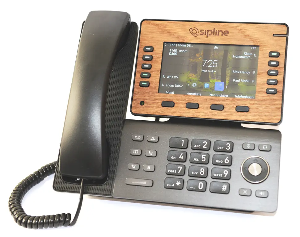 Holztelefon Nussholzoptik mit Logo und Displayhintergrund Wald
