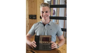 Holztelefon mit Lorenz